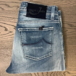 Jacob Cohën Jeans - Jacob Cohën jeans – strl 31 Riktigt snygga jeans från Jacob Cohën i storlek 31. Bra passform och skön kvalitet, bara sparsamt använda och i fint skick. Klassiska och tidlösa – funkar till det mesta! 