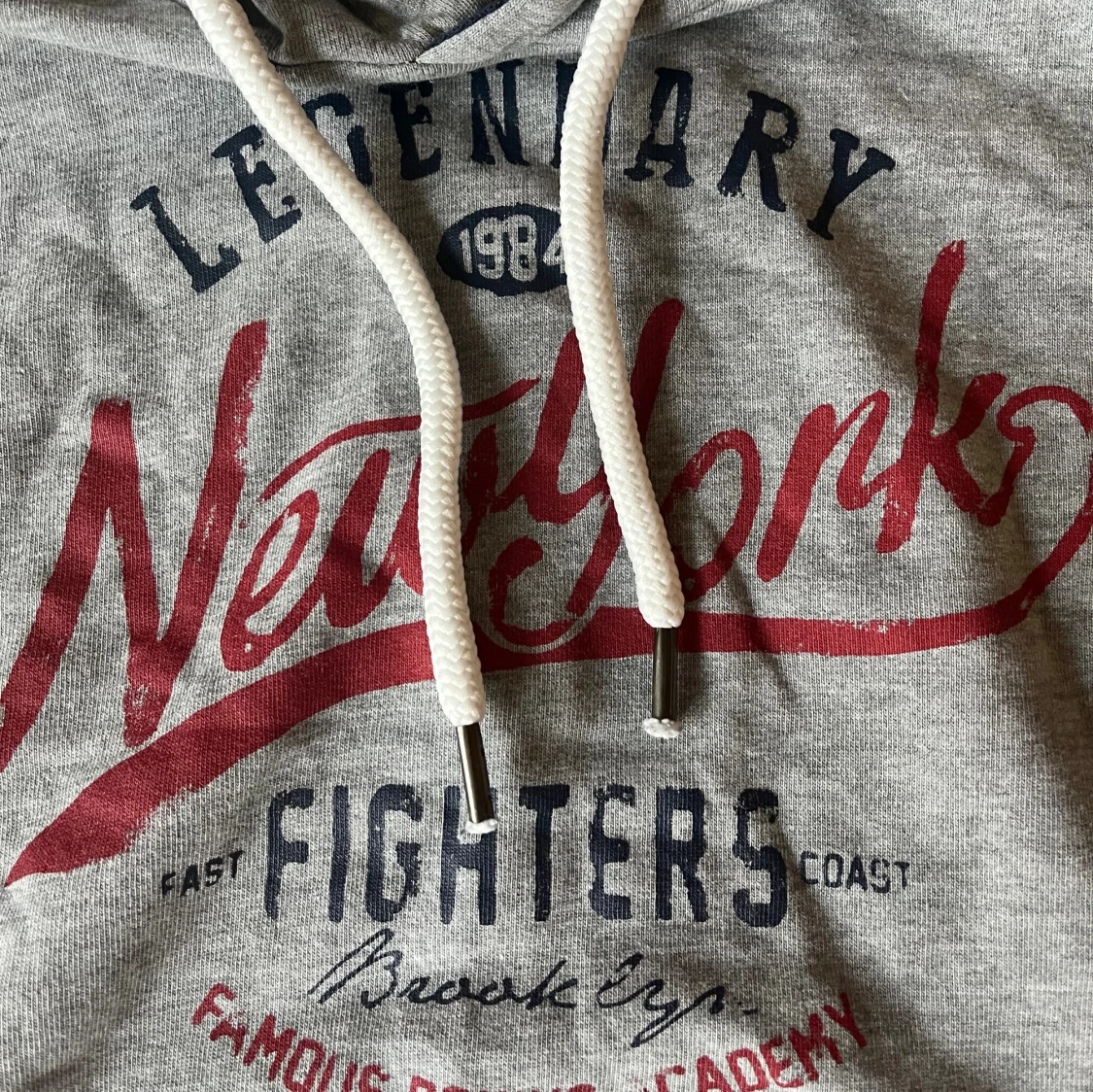 Grå hoodie med New York-tryck - 4