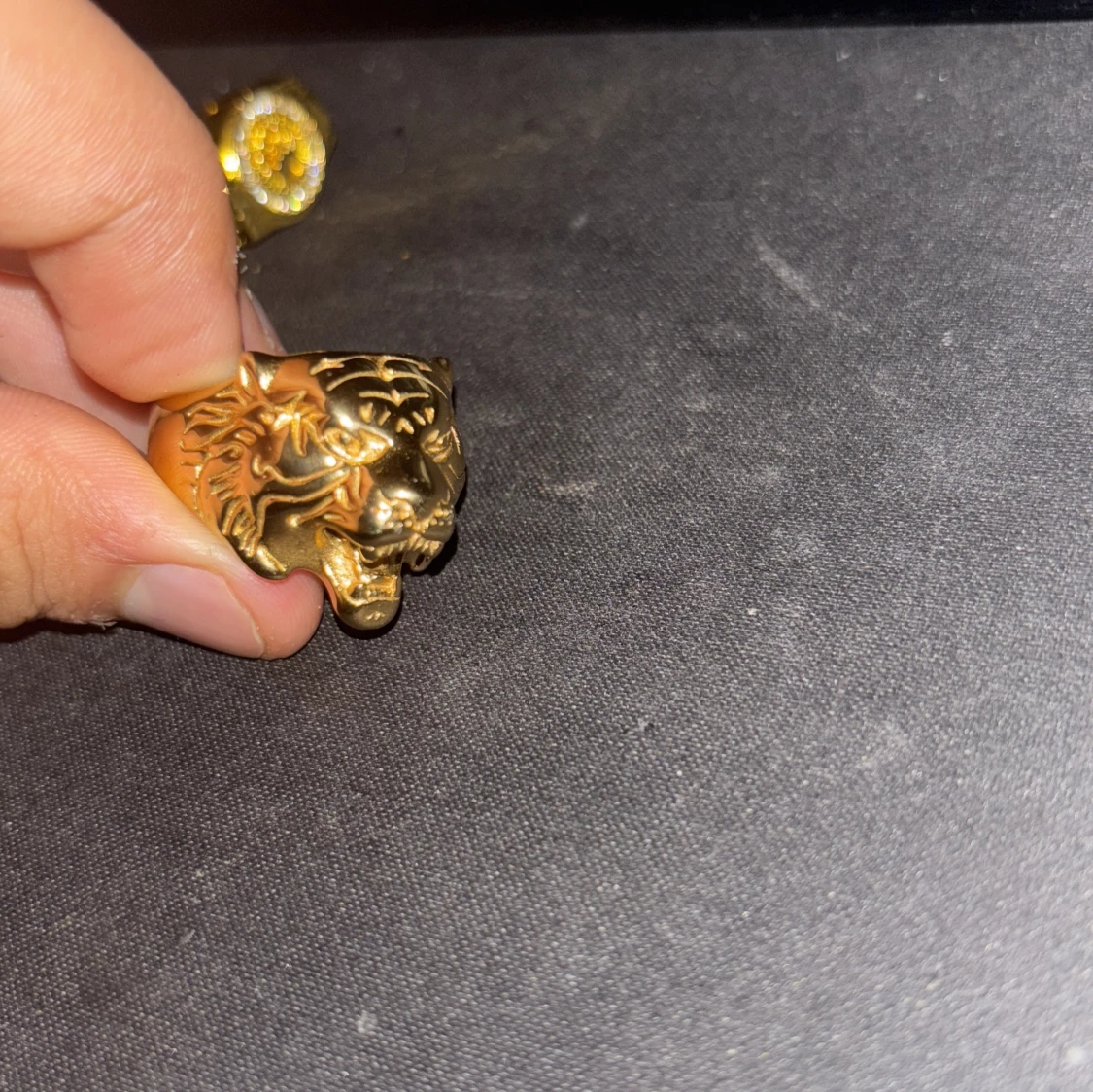 Guldfärgad ring med tigerhuvud - 2