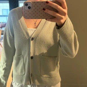 Ljusgrön kofta från Massimo Dutti - Supermjuk ljusgrön kofta från Massimo Dutti i ull och kashmir. Lite nopprig på vissa ställen, men annars inga defekter! 