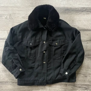 Höstjacka - jacka från Plick som använts fåtal gånger! bra skick och inga defekter som jag märkt av 🍁