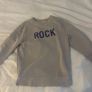 Beige sweatshirt från Zadig & Voltaire - Säljer denna jättefina tröja från Zadig & Voltaire. Är i bra skick. Har några små fläckar men syns knappt. Storlek 152. Köptes för 550