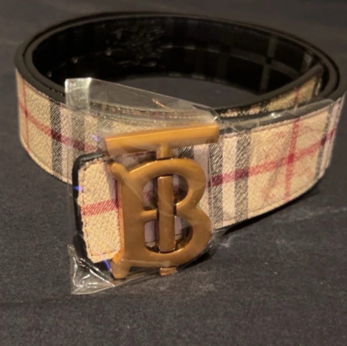 Burberry rutig bälte med guldspänne