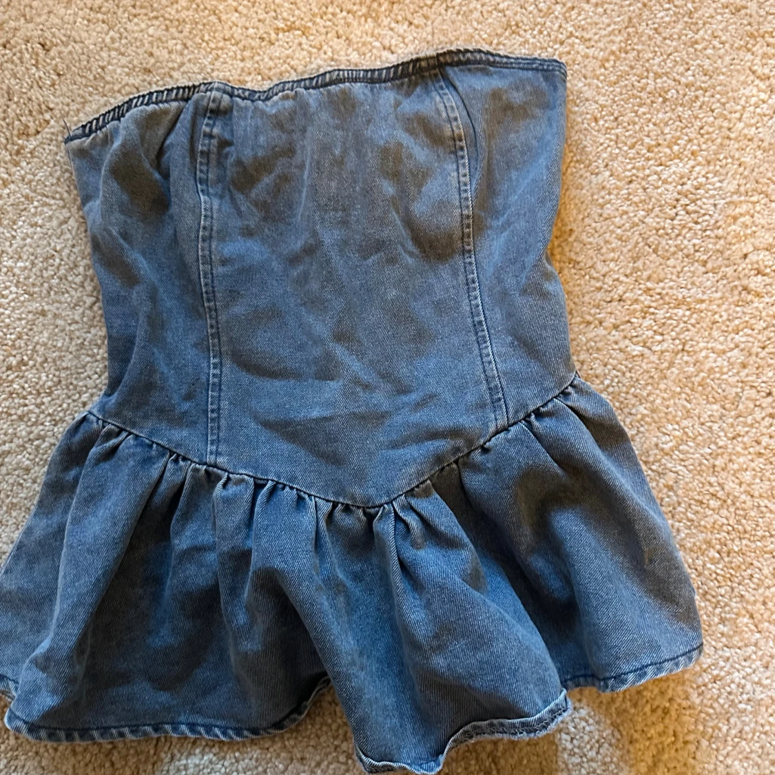 Blå denim tubtopp med volang