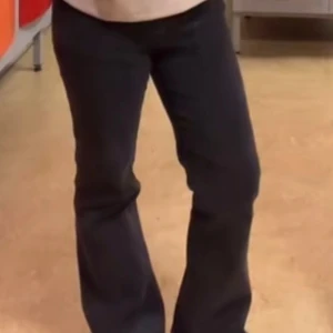 Svarta bootcut jeans  - Svarta jeans från lager 157 i Paris Patch i bootcut-modell i storlek M-short. Längden passar perfekt på mig som är ca 160-163 cm. Använt ett par gånger men säljer pga att de är för stora 