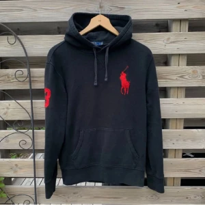 Ralph Lauren Big Pony Hoodie  - Säljer denna sällsynta och as feta big pony Hoodie från Ralph Lauren. Storlek M. Fint skick, inga defekter. Hör gärna av er vid funderingar🙌