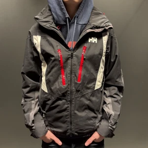 Helly Hansen jacka - Väldigt snygg Helly Hansen jacka. Väldigt skön jacka med mycket bra fickor även på insidan av jackan.😁 Nypris 2500 kr. Hör av dig vid frågor🫡 storlek funkar också som m