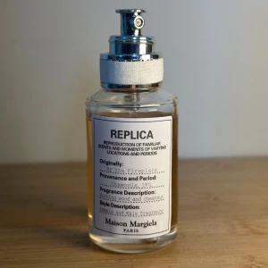 Margiela Replca By the fireplace - Parfym från Margiela, Replca-serien. Inspirerad av Chamonix 1971, med beskrivning av brinnande trä och kastanj. Stilren flaska, passar dig som gillar unika doftupplevelser. Safe blind buy. Hör av er!😀