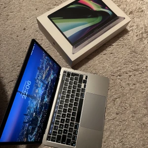 MacBook Pro m1 2020 - Snygg och modern MacBook Pro i mycket gott skick, komplett med originalkartong. Retina-skärm, bakgrundsbelyst tangentbord och stor styrplatta. Perfekt för både arbete och studier. Inga synliga repor eller skador. Har 85% batterihälsa. Fungerar felfritt.