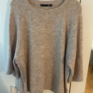 Beige stickad tröja från 157 - Säljer en jättefin stickat T-shirt från Lager 157! Den är i mycket bra skick och är använd fåtal gånger💕