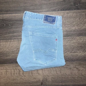 Replay Jeans  - Säljer ett par ljusblå Replay Waitom jeans i klassisk femficksmodell. Jeansen har raka ben, normal passform och snygga detaljer med röda sömmar. Tillverkade i bomull med en mjuk jeanskänsla. Perfekta för dig som gillar stilrena och bekväma jeans. Midja 43cm, längd 103cm. JAG SKICKAR INGA FLER BILDER PÅ NÄR JAG BÄR JEANSEN:) s2