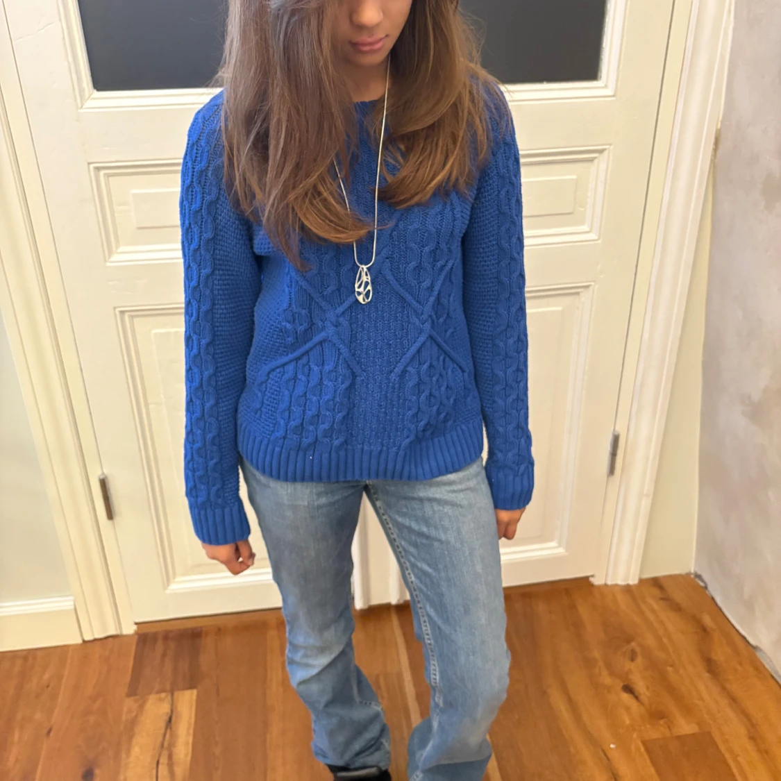Blå stickad tröja med kabelmönster - 4