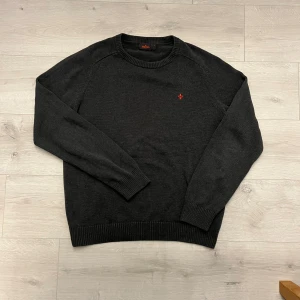 Morris tröja - Hej! Säljer en sjukt snygg Morris tröja//tröjan är i mycket fint sick (inga defekter)//personen på bilden är ca180 och väger 69kg//fråga gärna!!🤩