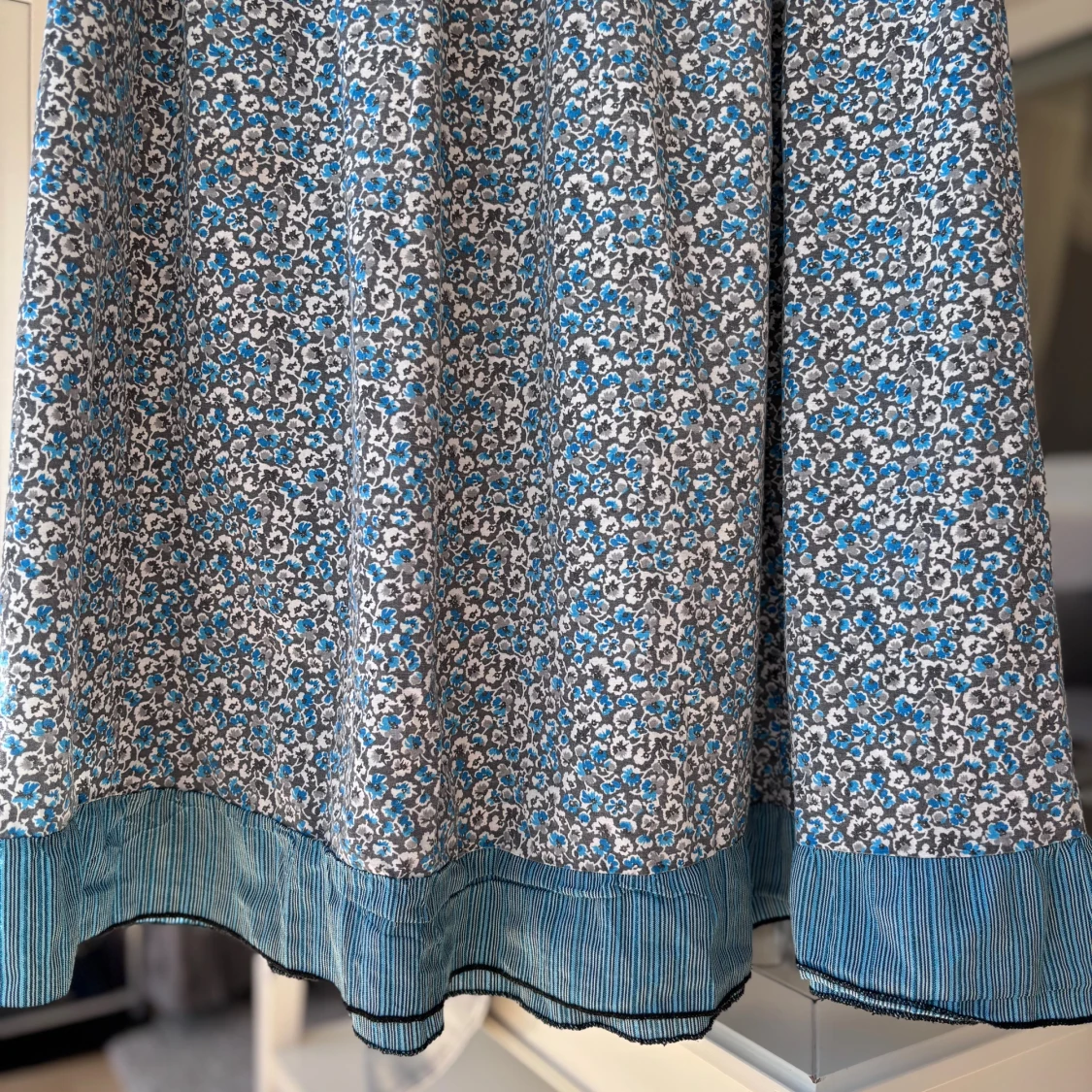 Blommig plagg med blå detaljer (används som både kjol och sommarklänning) - 1