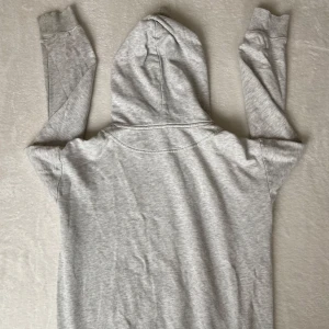 Grå hoodie - Säljer en grå basic hoodie från h&m. Har klippt av metall grejerna längst ut på snörena. Inga tacken på andvändning. Skriv vid intresse!! 💗💗