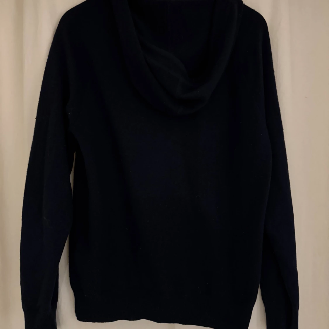 Mörkblå stickad kashmir hoodie från GANT - 2