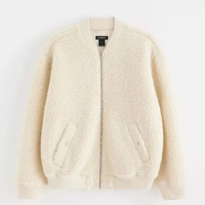 Beige teddyjacka - Säljer denna superfina beiga teddyjackan från Lindex. Den är perfekt nu till hösten och är i fint skick🍁