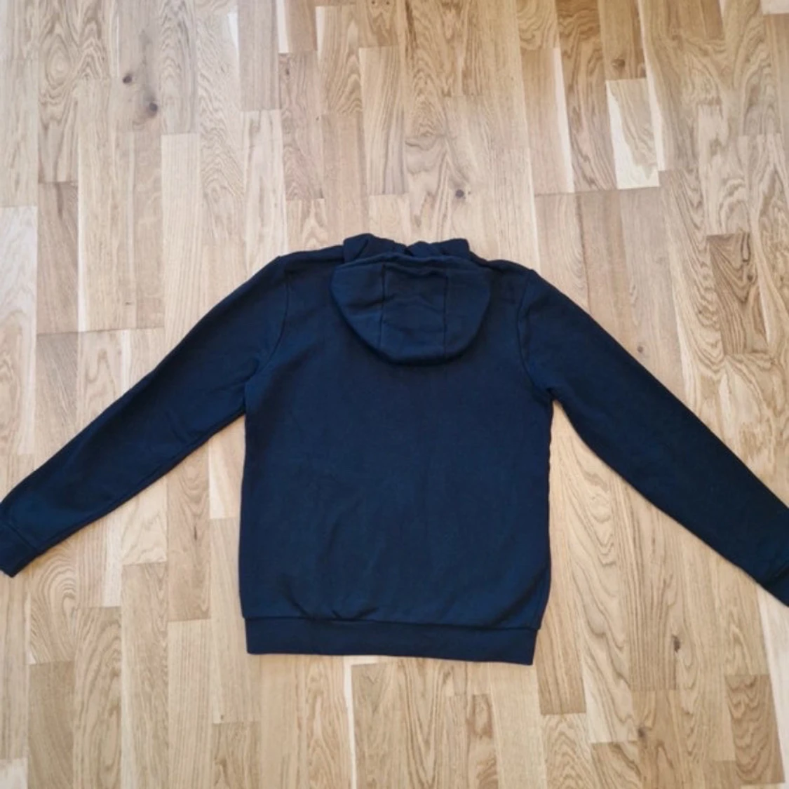 Svart hoodie från BOSS med dragkedja - 1