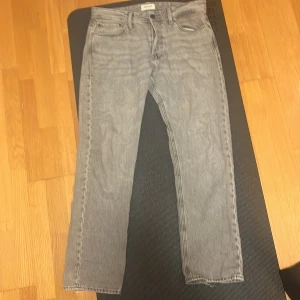 Grå jack n jones 501 jeans straight fit 32/32 - Säljer ett par grå Levi's 501 jeans i klassisk straight fit. Jeansen har fem fickor, knappgylf och en snygg tvättad look. Passar dig som gillar tidlös stil och vill ha ett par jeans som funkar till allt. Storlek 32/32.