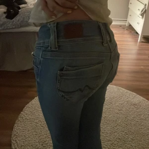 Blå Pepe Jeans lågmidjade jeans - Säljer ett par snygga blå jeans från Pepe Jeans, de är knappt använda så så gott som nyskick! De är straight i benen och lågmidjade. Säljer då de är något stora på mig. Strl W 30, jag är 173 cm som referens, nypris 1185kr 💗