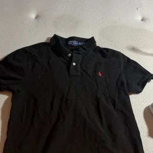 Ralph lauren piké - Säljer nu en piké som har används till en skol av slutning så använd 1 gång och sedan blivit för liten kan gå ner i pris vid snabb affär 