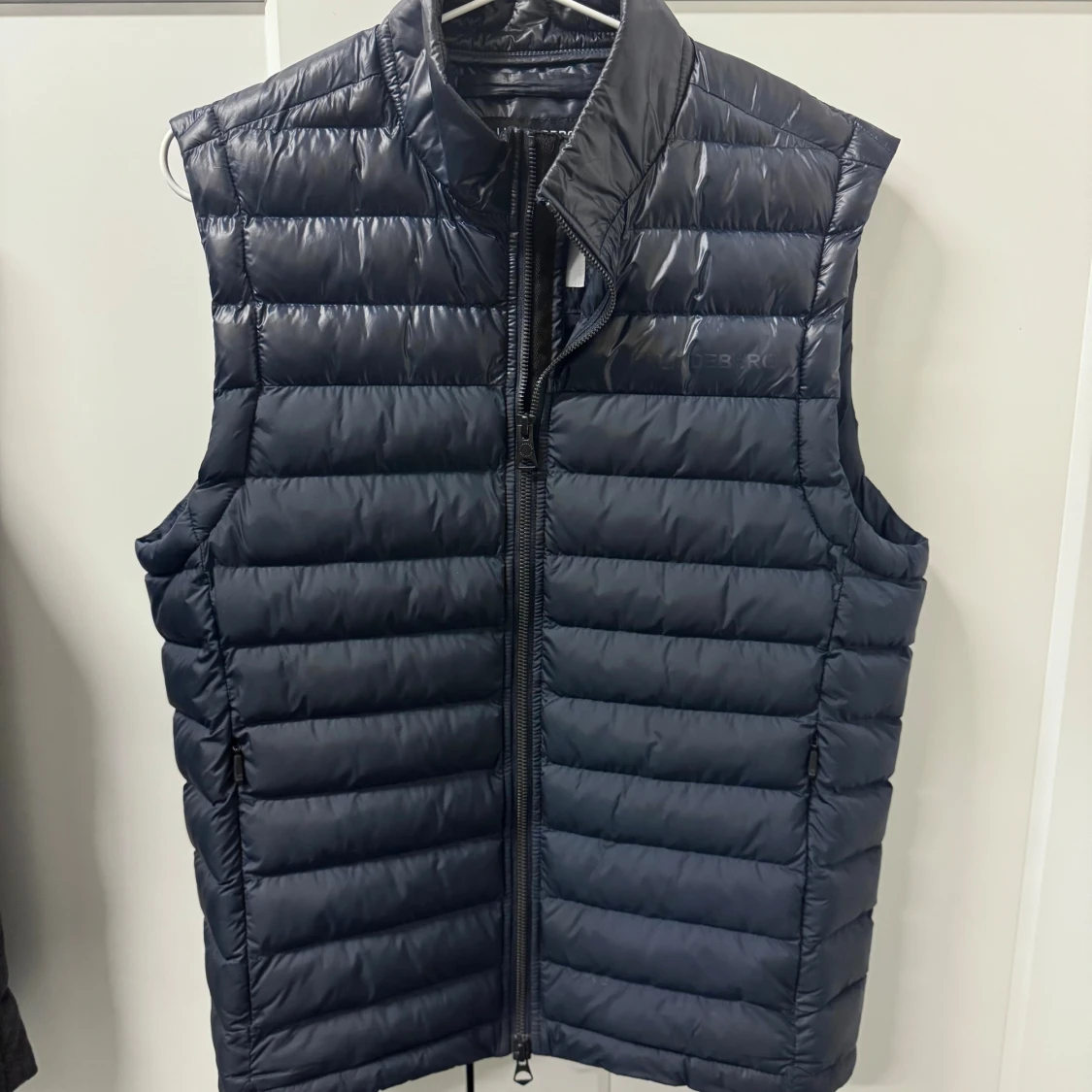 Mörkblå dunväst från J.lindeberg