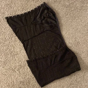 Svart broderad korsett  - Säljer en svart korsett som är jätte fin för halloween eller bara ute, den är inte alls tajt som vissa korsetter brukar vara, den är mjuk i materialet och skön att ha på sig en hel kväll.