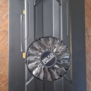 GeForce GTX 1060 - Gigabyte GeForce GTX 1060 grafikkort med 1 fläkt, HDMI, DisplayPort och DVI-utgångar. Kortet ser ut att vara i gott skick utan synliga skador eller slitage. Perfekt för gaming och multimedia. Kompatibel med de flesta stationära datorer.