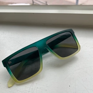 Solglasögon  - Säljer dessa solglasögon då de ej används, väldigt fint skick. 