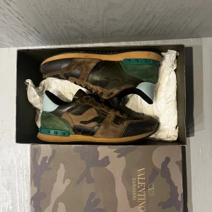 Valentino Rockrunners - Säljer dessa snygga valentino rockrunners i bra skick. Till skorna ingår även original boxen. Skorna är i storlek EU 41, passar 41/42. Hör av dig vid minsta fundering! Priset är inte hugget i sten😁