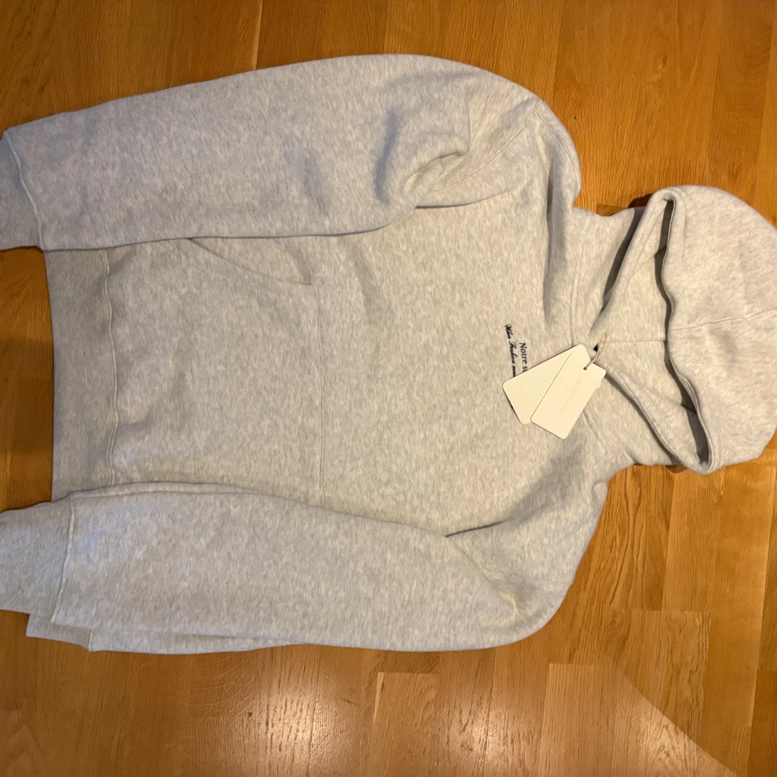 Grå hoodie från Notre Succès - 1