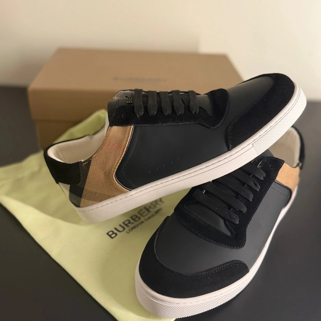 Burberry sneakers med rutigt mönster - 92