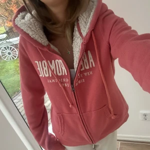 Abercrombie & fitch zip med foder - En zip från Abercrombie & fitch i storlek L. Jag fraktar inom 24h. Se liknande zip i min profil! 