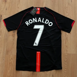 Manchester United tröja Ronaldo 2007/08 - Helt oanvänd med tags kvar och nike påse. Storlek small. Skriv privat för fler bilder eller vid funderingar!