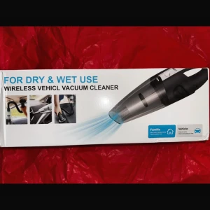 Wireless Vehicl Vacuum Cleaner - Trådlös dammsugare för bil och hem, passar både torr och våt rengöring. Kommer med flera munstycken, filter och laddkabel. Perfekt för snabb och smidig städning av små ytor. Produkten ser ny ut och levereras komplett i originalförpackning.