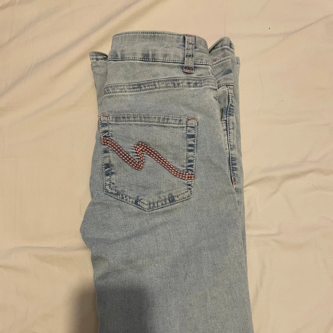 Ljusblå bootcut jeans med slitningar - 3