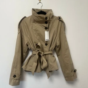 Beige trenchcoat från Bershka - Säljer denna virala snygga beige trenchcoat från Bershka i storlek M 💗 den är helt ny med lappen kvar!
