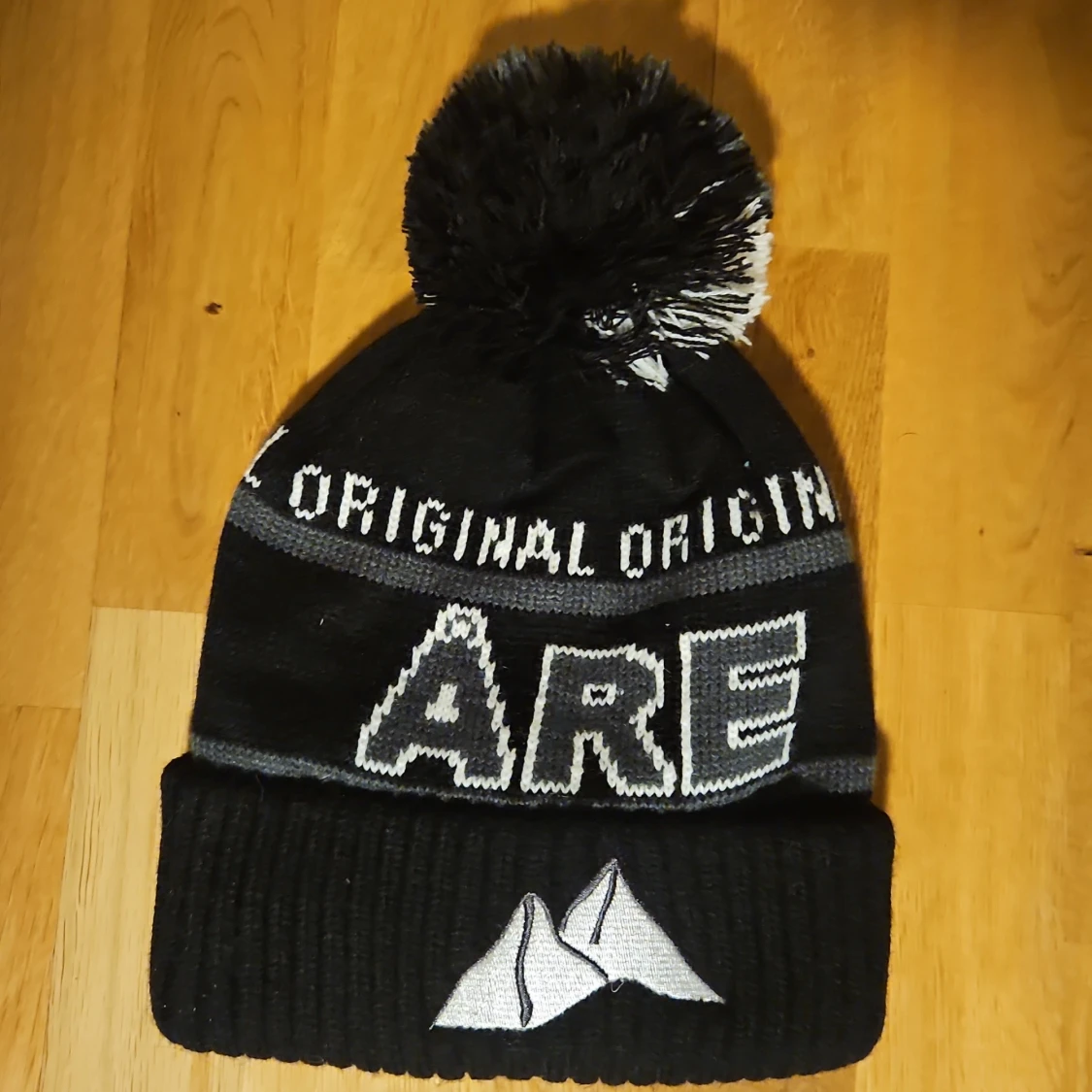 Svart Åre mössa med tofs