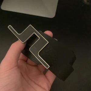 Svart skärp från J.Lindeberg  - Svart läder bälte från j lindberg. 90 cm långt och är i 10/10 skick. Har knappt använd det någonting. Priset går att diskuterats.