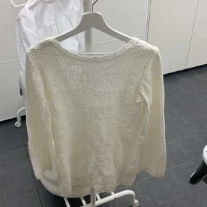 Vit stickad klänning med knyt i ryggen - Aldrig använd 