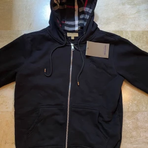 Burberry kofta - Säljer min Burnett kofta som är helt ny och oanvänt. Pris går att diskuteras 