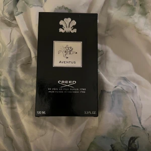 Creed Aventus 100ml EdP - Exklusiv Creed Aventus parfym, 100 ml. Snygg och lyxig förpackning, perfekt för dig som vill sticka ut. En ikonisk doft från ett klassiskt märke, tillverkad sedan 1760. Hör av vid pris och frågor😃