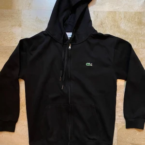 Lacoste kofta - Säljer min Lacoste kofta som är för liten för mig. Den är helt ny och oanvänt. Den är i medium men känns mer som Small. Pris går att diskuteras