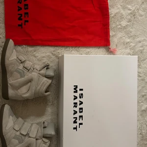 Beige sneakers Isabel Marant strl 37 - Säljer ett par Isabel Marant sneakers i beige mocka. Dem är 100% äkta och har andvänds en gång. Säljer dom för att de är för små för mig. Köpte dom för 5800 och priset går att diskutera.