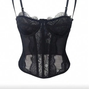 Korsett  - Svart korsett. Säljer pågrund av ändrade om outfit. Aldrig använd och löser postningen direkt så den hinner till halloween 