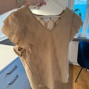 Volangtopp - Jättefin topp med volangärmar, väldigt bra skick 🌸