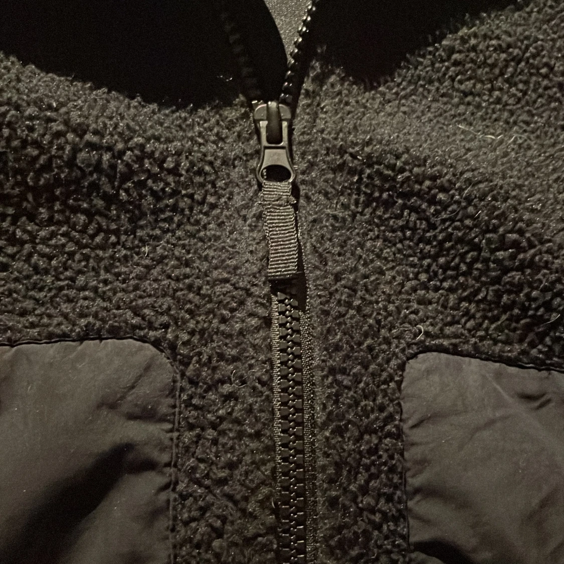 Svart teddyjacka från H&M med dragkedja - 1