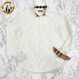 Burberry Skjorta M - Vit Burberry skjorta i storlek M i mycket bra skick. Skjortan är självklart äkta. Är du osäker på äkthet hänvisar jag gärna till bra källor/guider. Tveka inte på att höra av dig för fler frågor eller vid minsta fundering! Skick: 9/10