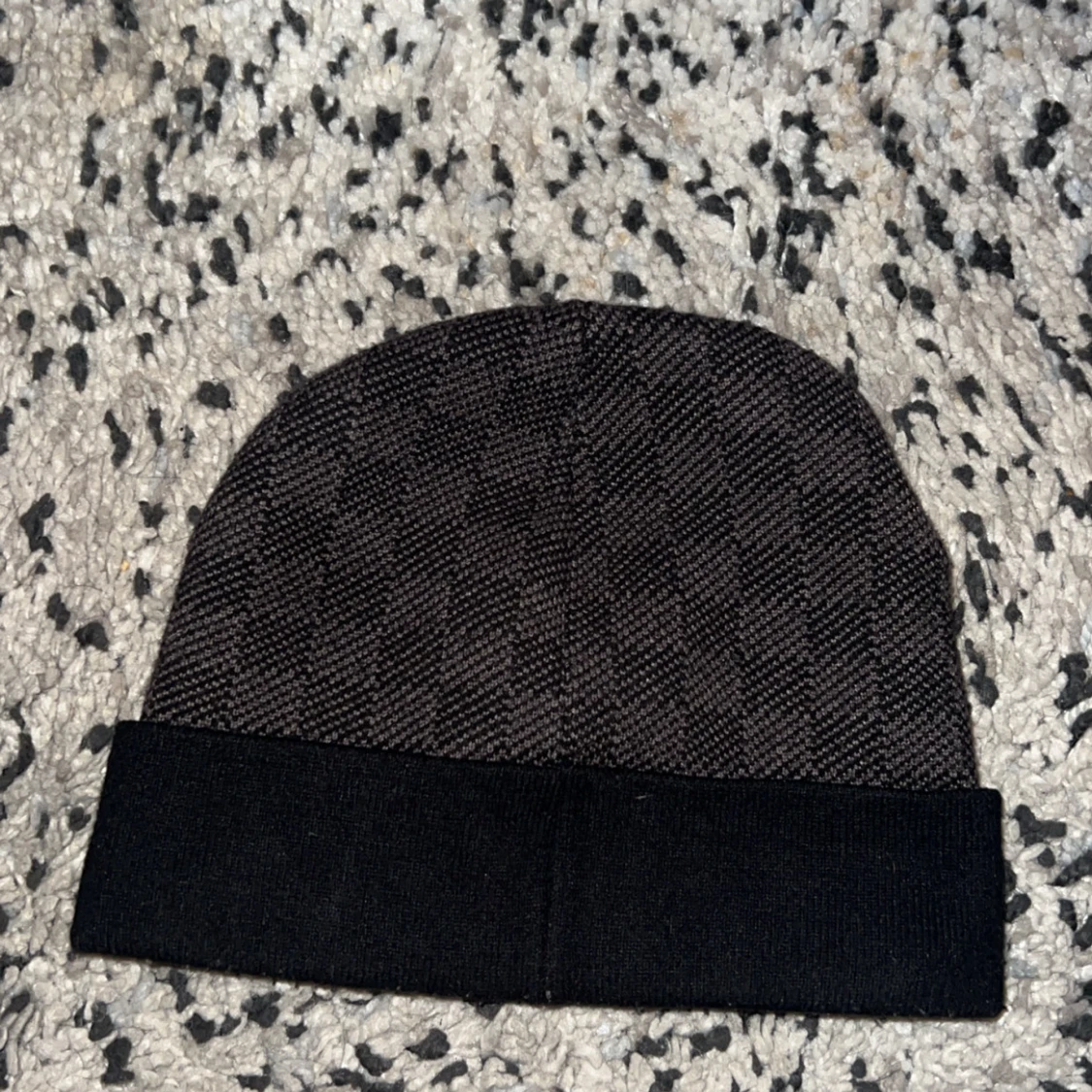 Svart mössa med mönster - 1