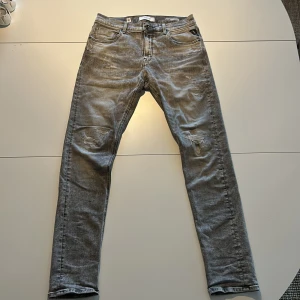 Replay jeans i grå med slitningar - Säljer ett par riktigt snygga jeans från Replay med fräscha slitningar.🌟 Det är storlek W33 L34, modell ”MICKYM”, slim passform. Har använt dem en del men dem är tvättade och i riktigt bra skick. Nypris ligger på ca 2000 men säljer nu för 450🙌Skriv gärna vid eventuella frågor🤝